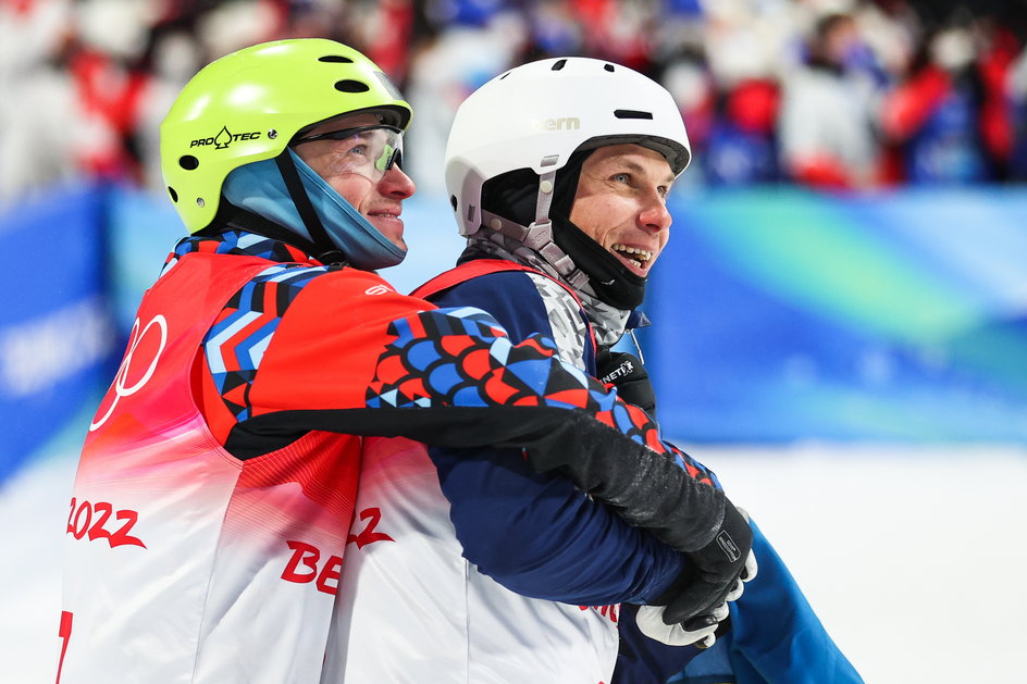  Ilja Burow (z lewej) i Ołeksandr Abramenko po zawodach w skokach akrobatycznych na igrzyskach olimpijskich w Pekinie