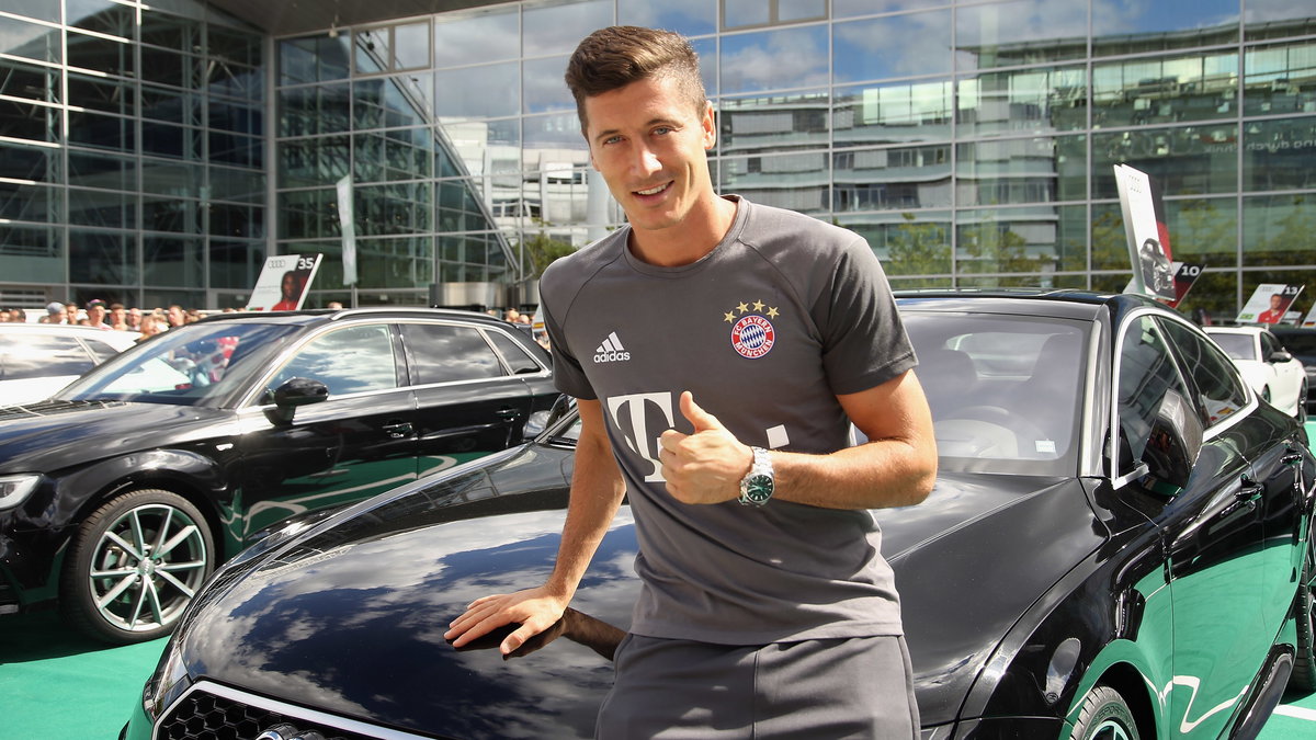 Robert Lewandowski dzięki umowie Bayernu Monachium z Audi od lat pokazuje się w samochodach tej marki