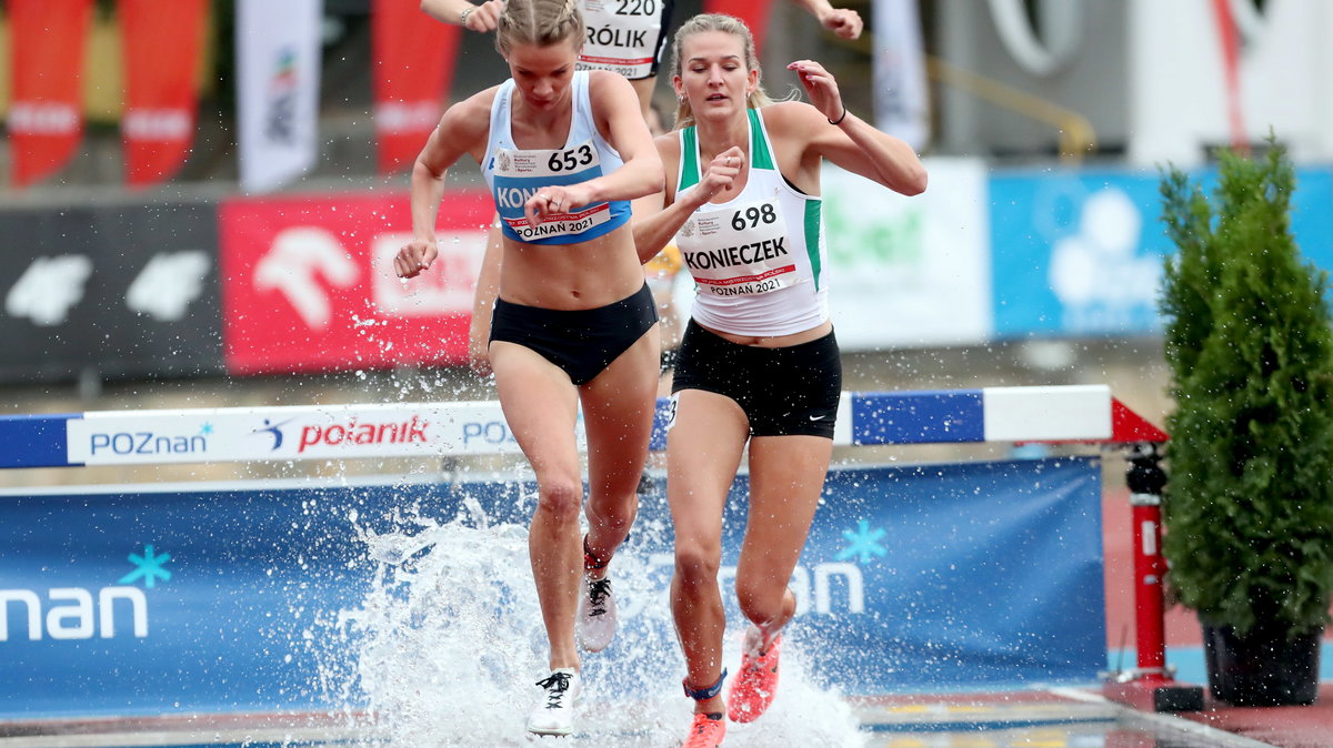 Alicja (z lewej) i Aneta Konieczek w finale 3000 m z przeszkodami MP W Poznaniu