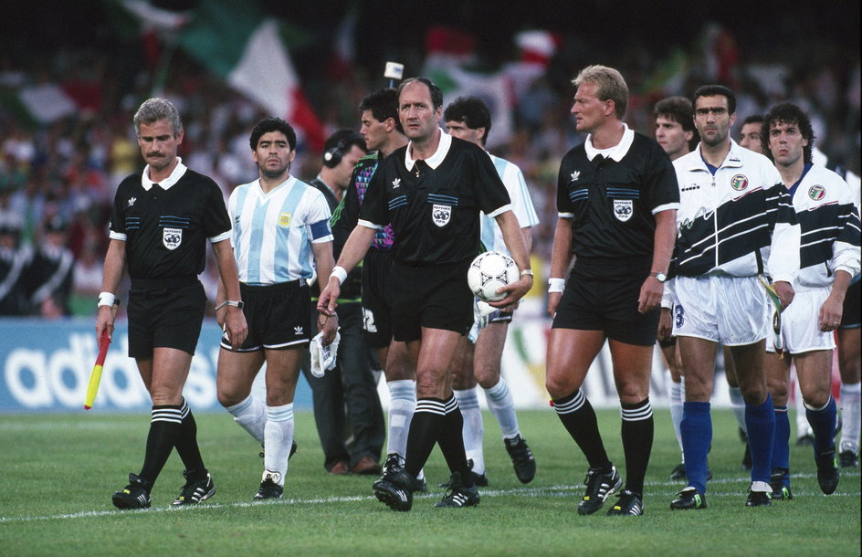 Michał Listkiewicz (pierwszy z lewej) był sędzią liniowym podczas finału mistrzostw świata. (Argentyna - Włochy, 3 czerwca 1990r.).