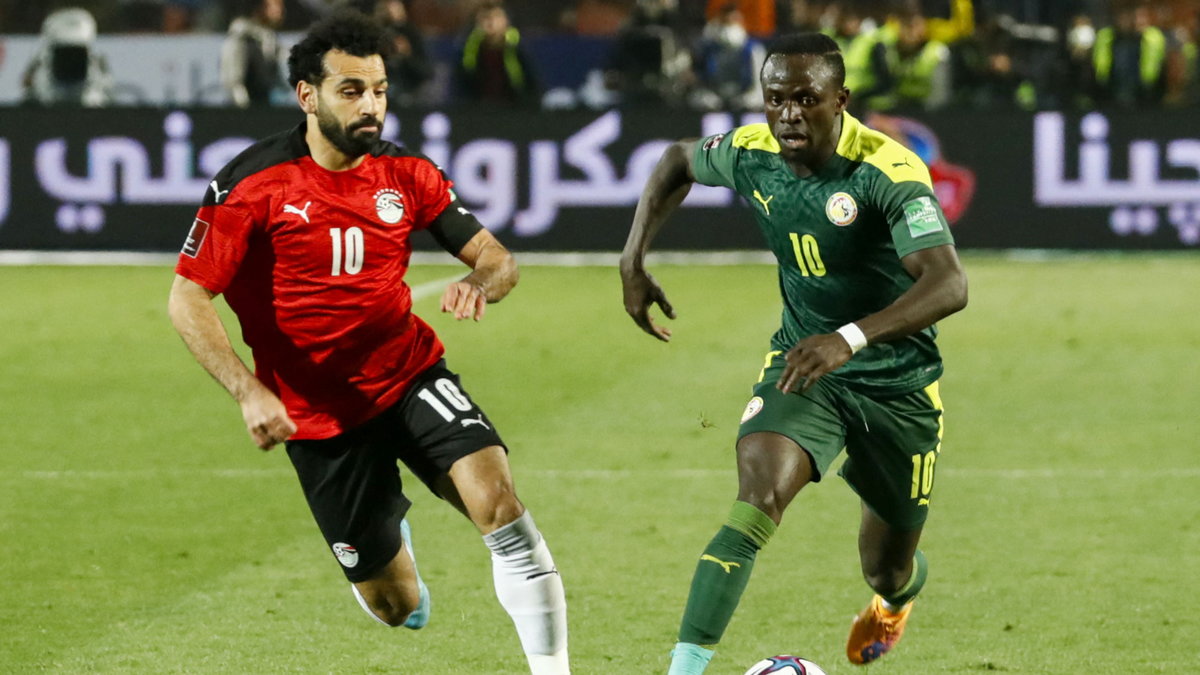 Koledzy z Liverpoolu Mohamed Salah (z lewej) i Sadio Mane znów zagrali przeciwko sobie