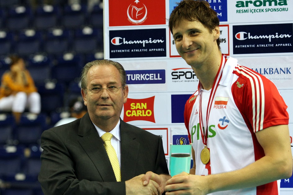 Piotr Gruszka odbiera nagrodę dla MVP mistrzostw Europy w 2009 r.