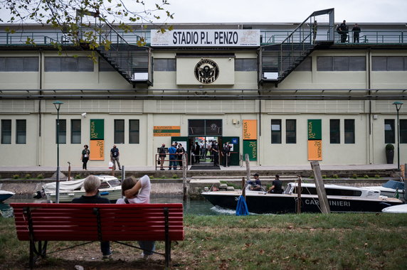 Tuż pod stadionem znajdują się kanały. Na stadion można dotrzeć pieszo lub tramwajem wodnym