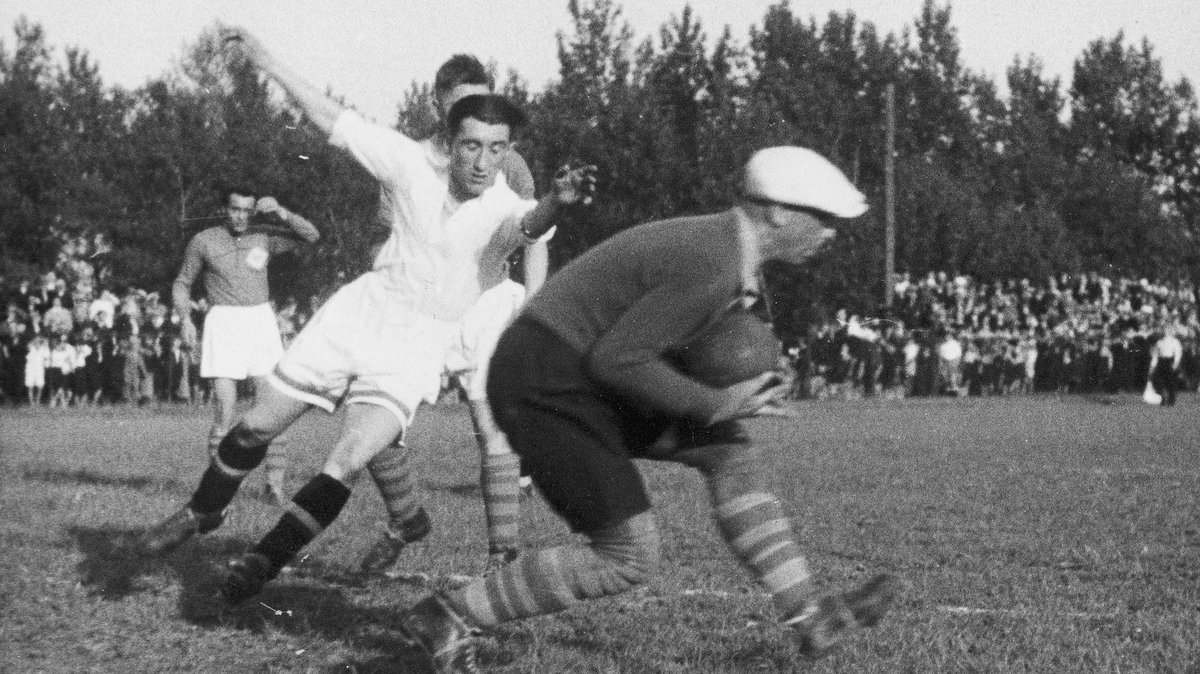 Leonard Piątek (w białym stroju) w reprezentacji Polski miał bardzo dobrą snajperską skuteczność  – w 17 meczach zdobył 11 bramek.