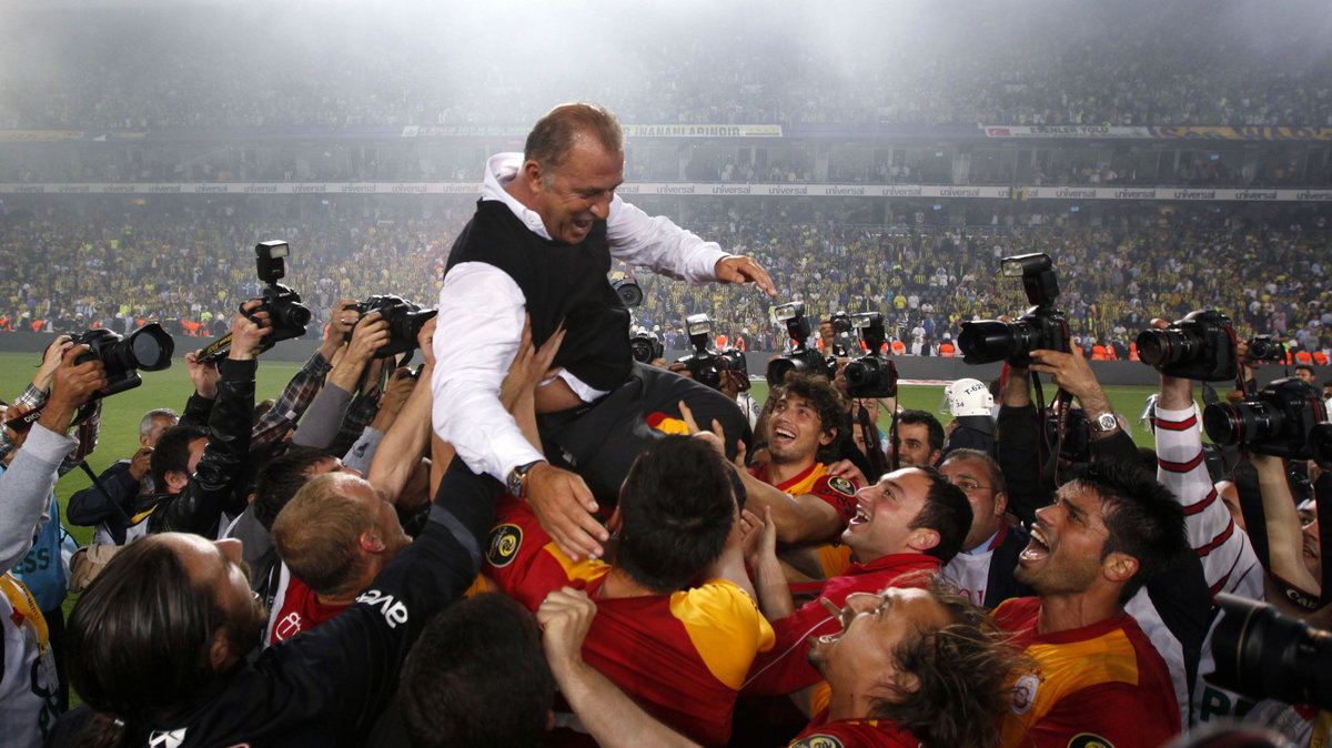 Fatih Terim na rękach swoich graczy