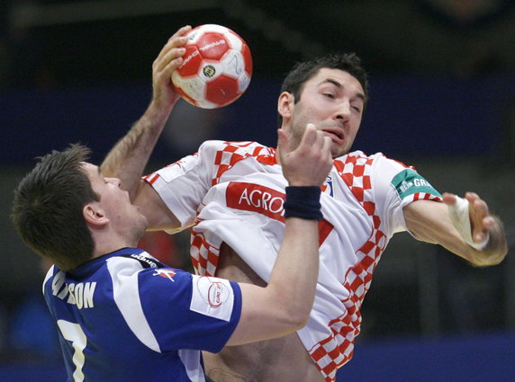 2010-01-25T163415Z_01_NSO10_RTRIDSP_3_HANDBALL-AUSTRIA.jpg