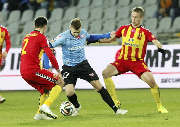 PIŁKA NOŻNA LIGA POLSKA KORONA KIELCE CRACOVIA KRAKÓW (Kamil Sylwestrzak Vlastimir Jovanovic Marcin Budziński )