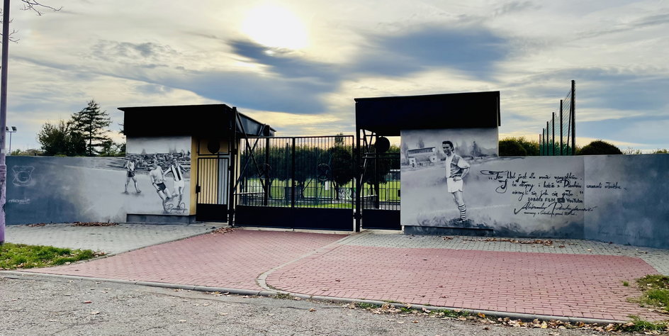 Mural przed stadionem Górnika Piaski