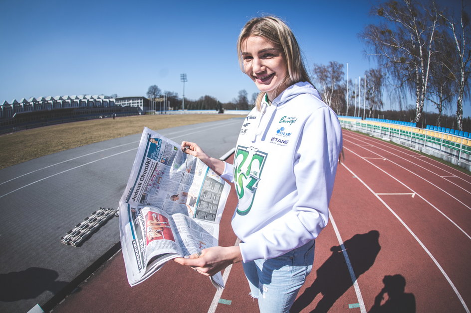 Adrianna Sułek prezentuje wywiad w "Przeglądzie Sportowym" przeprowadzony tuż po zdobyciu przez nią srebra halowych MŚ w Belgradzie