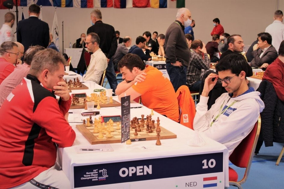 Grzegorz Toczek w barwach reprezentacji Walii podczas partii z jednym z najlepszych szachistów świata Aniszem Girim