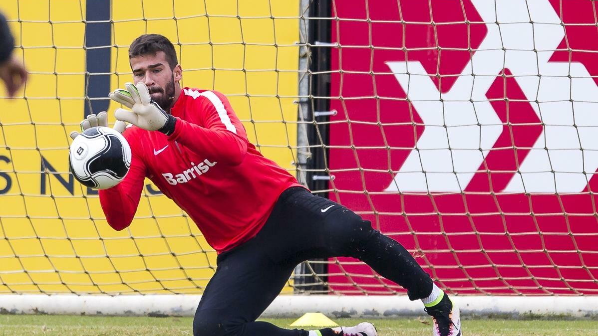 Goleiro Alisson durante treino do Internacional