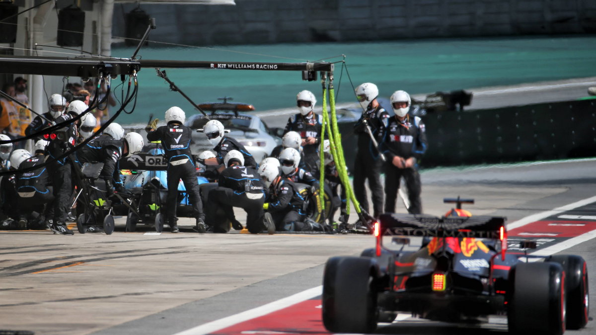 Robert Kubica podczas pit stopu, jedzie Max Verstappen