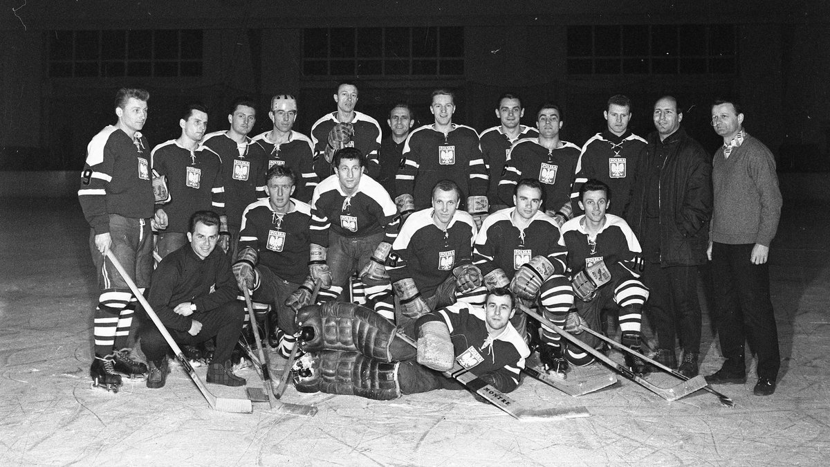 Kadra narodowa hokeja na lodzie mężczyzn przygowouje się do wystepu na Zimowych Igrzyskach Olimpijskich w Innsbrucku 1964.