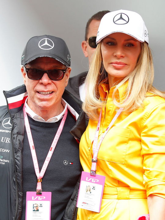 Projektant mody Tommy Hilfiger z żoną Dee Hilfiger na GP Monako