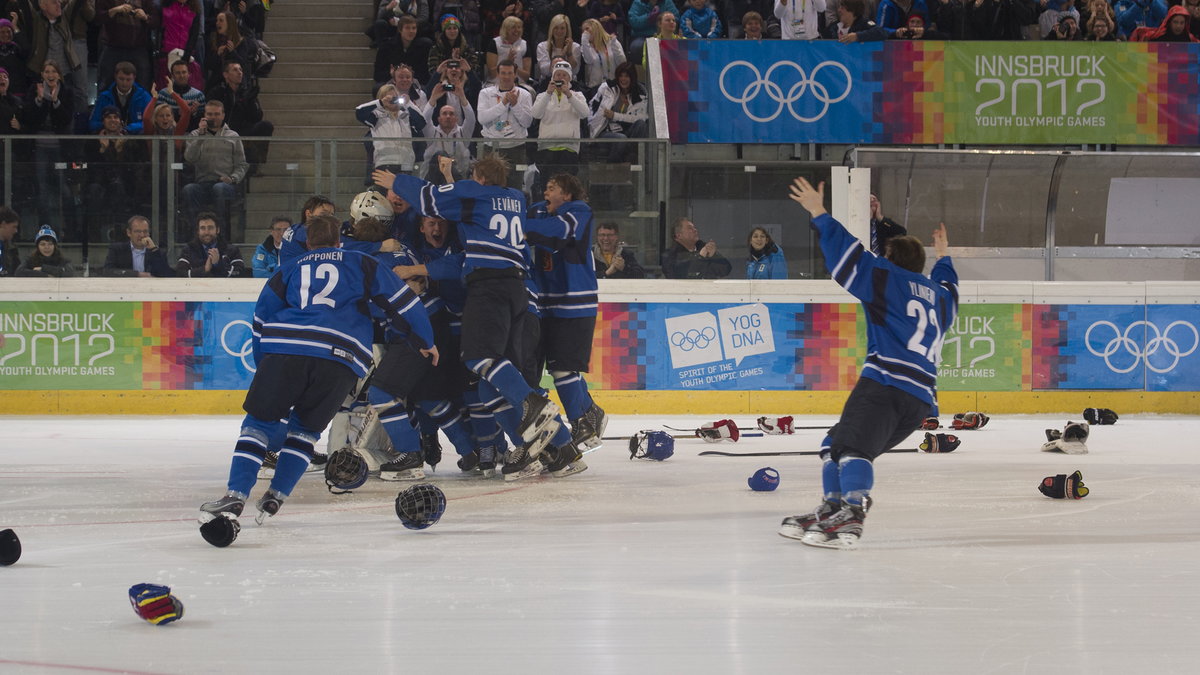 Finowie po wygranym finale hokejowym na ZMIO