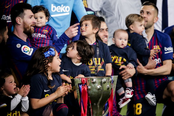 Piłkarze FC Barcelona z dziećmi 2