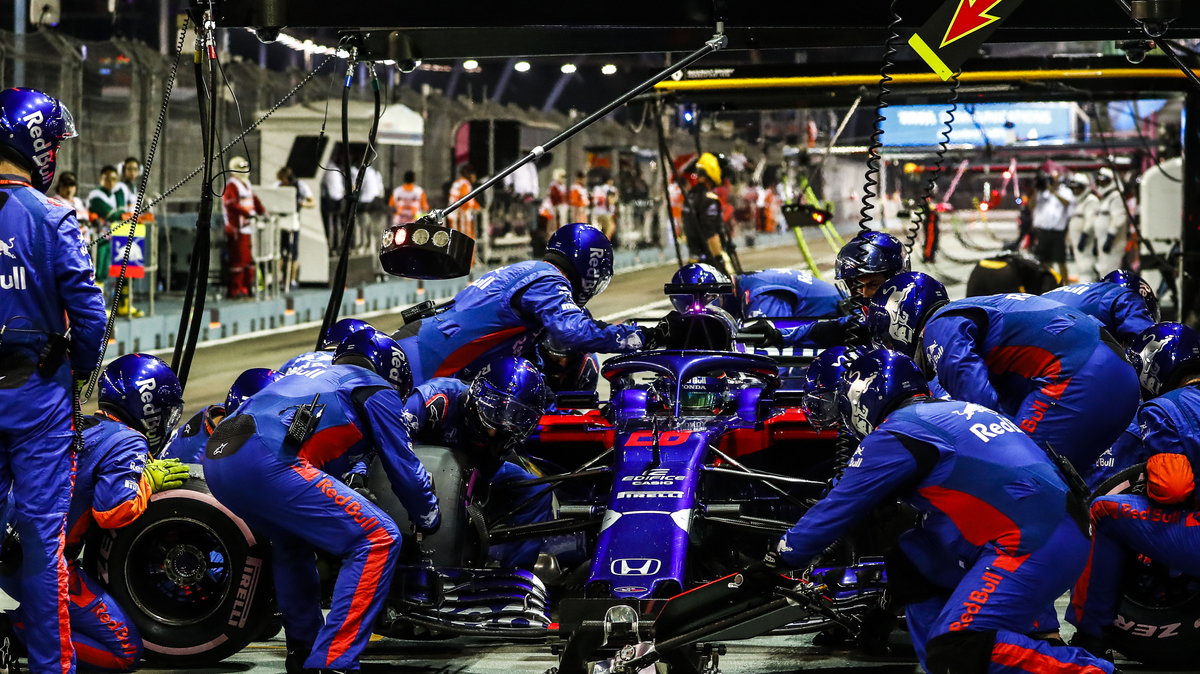 Zespół Toro Rosso podczas wyścigu o GP Singapuru