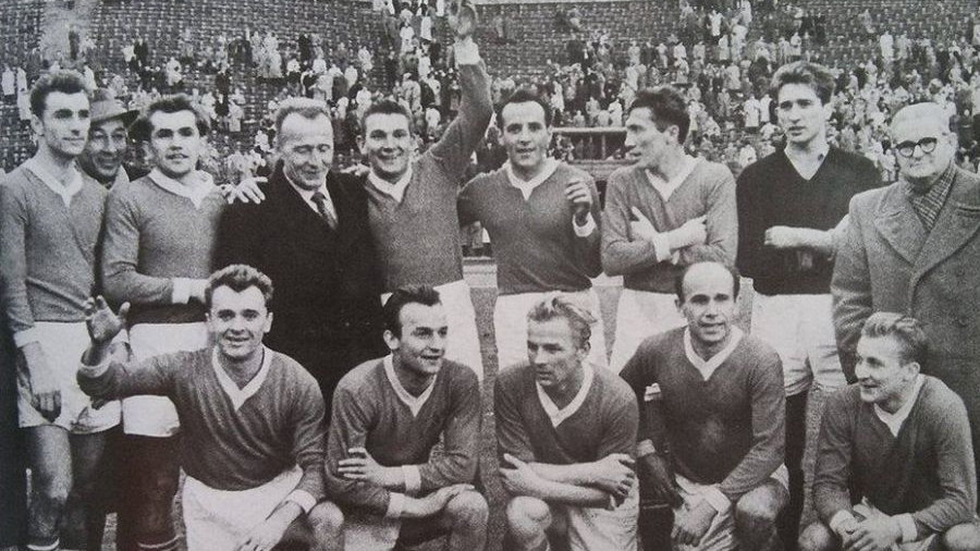Ekipa ŁKS pozuje do fotografii po zdobyciu mistrzostwa Polski w 1958 r. W górnym rzędzie trzeci z prawej Wiesław Jańczyk, który w mistrzowskim sezonie zagrał we wszystkich 22 ligowych meczach i strzelił jednego gola.