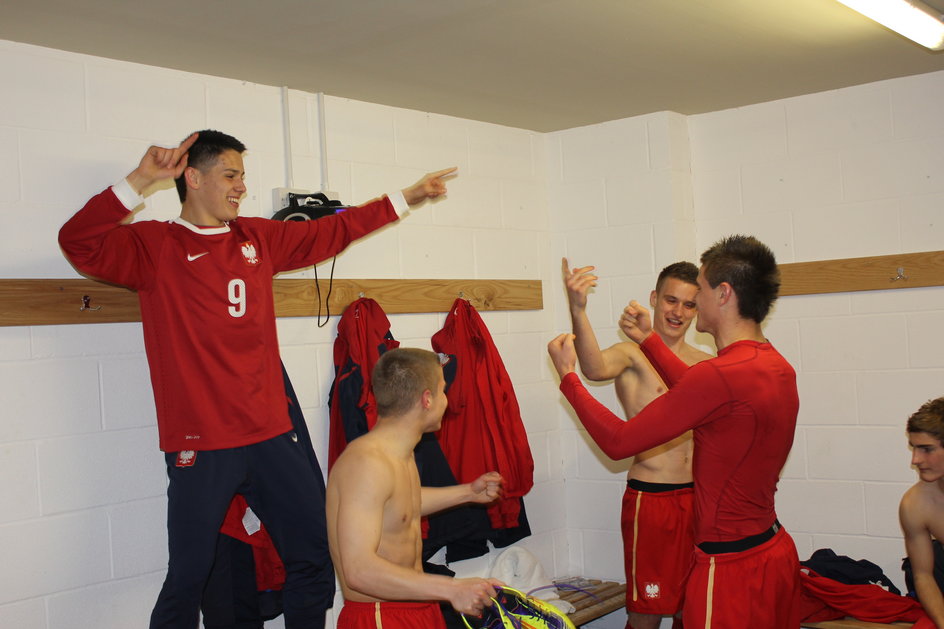 Reprezentacja Polski U-17. Mariusz Stępiński, Aleksander Jagiełło, Adrian Cierpka i Piotr Azikiewicz świętują wygraną 2:0 z Anglią na jej terenie