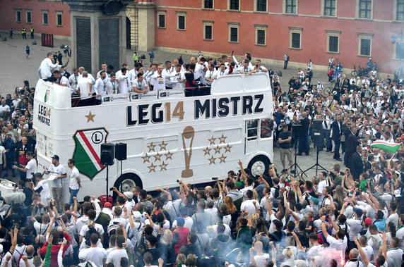 18521158 - PIŁKA NOŻNA EKSTRAKLASA DEKORACJA LEGII WARSZAWA (Feta na Placu Zamkowym)