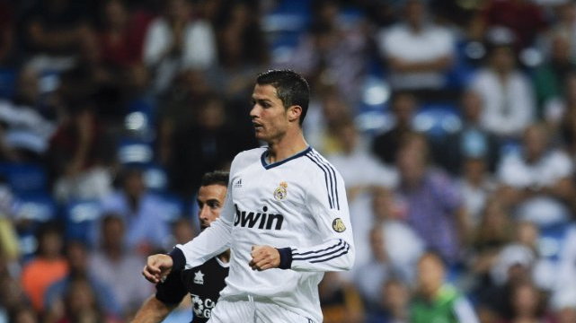 Cristiano Ronaldo (w białej koszulce)