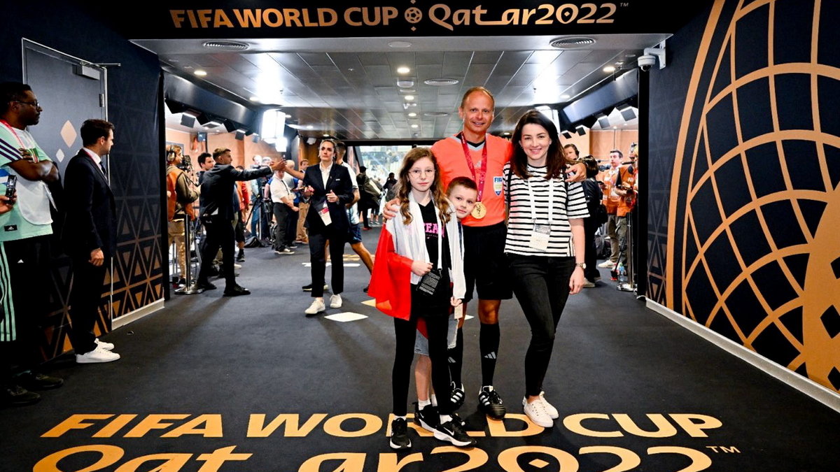 Paweł Sokolnicki z żoną i dziećmi zaraz po finale MŚ w Katarze