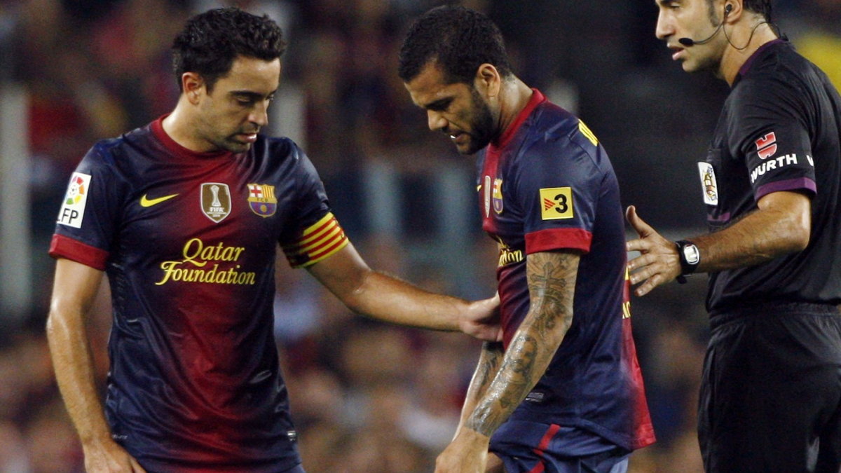 Xavi (L) i Dani Alves (C)