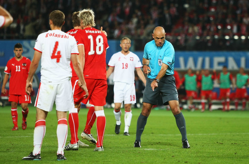 Howard Webb dyktuje rzut karny dla Austrii