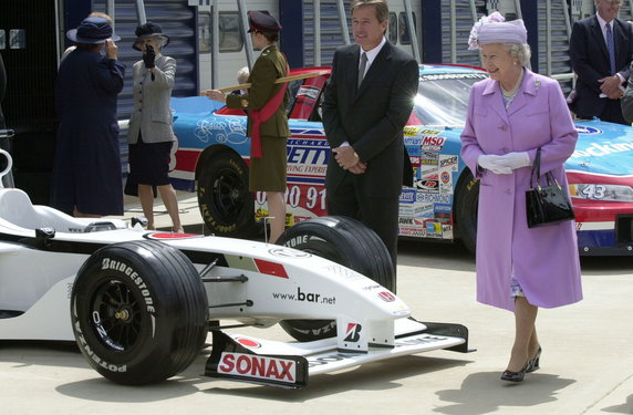 Elżbieta II podczas wyścigów na torze Rockingham Speedway