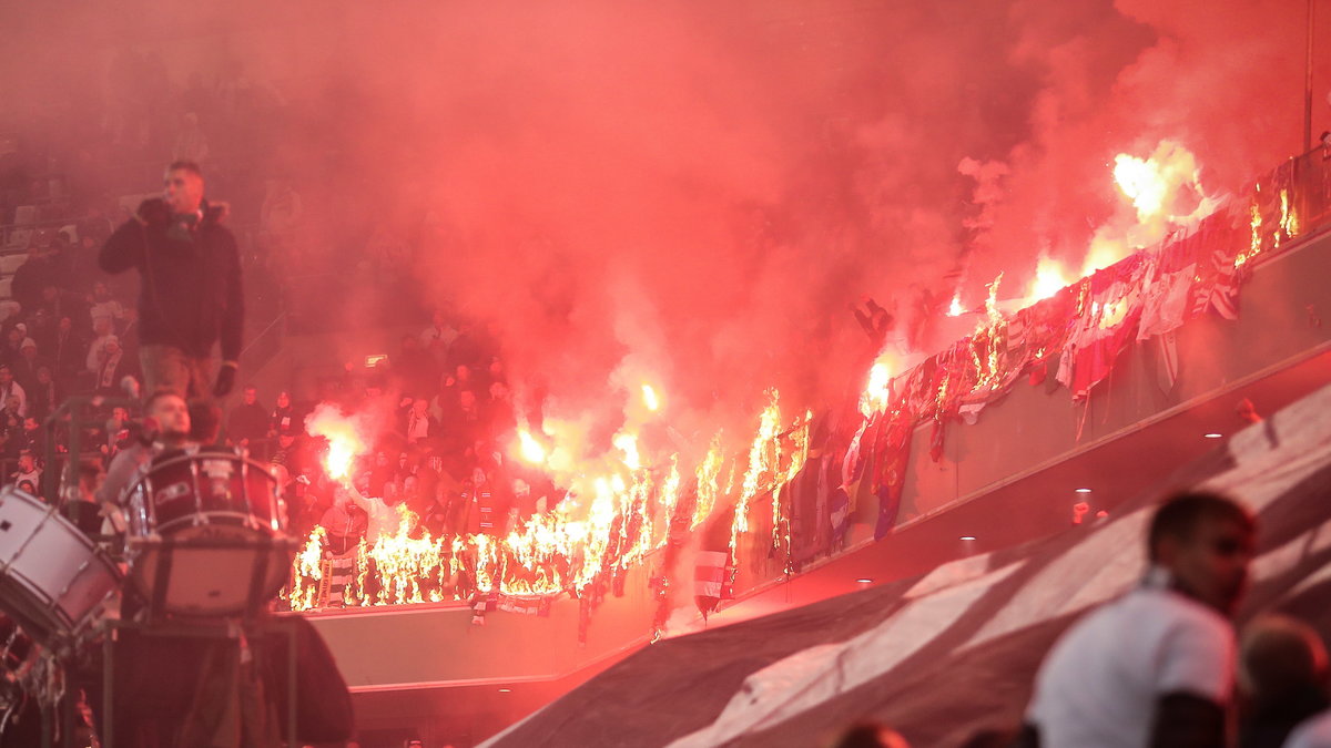 Ogień na trybunach stadionu Legii Warszawa