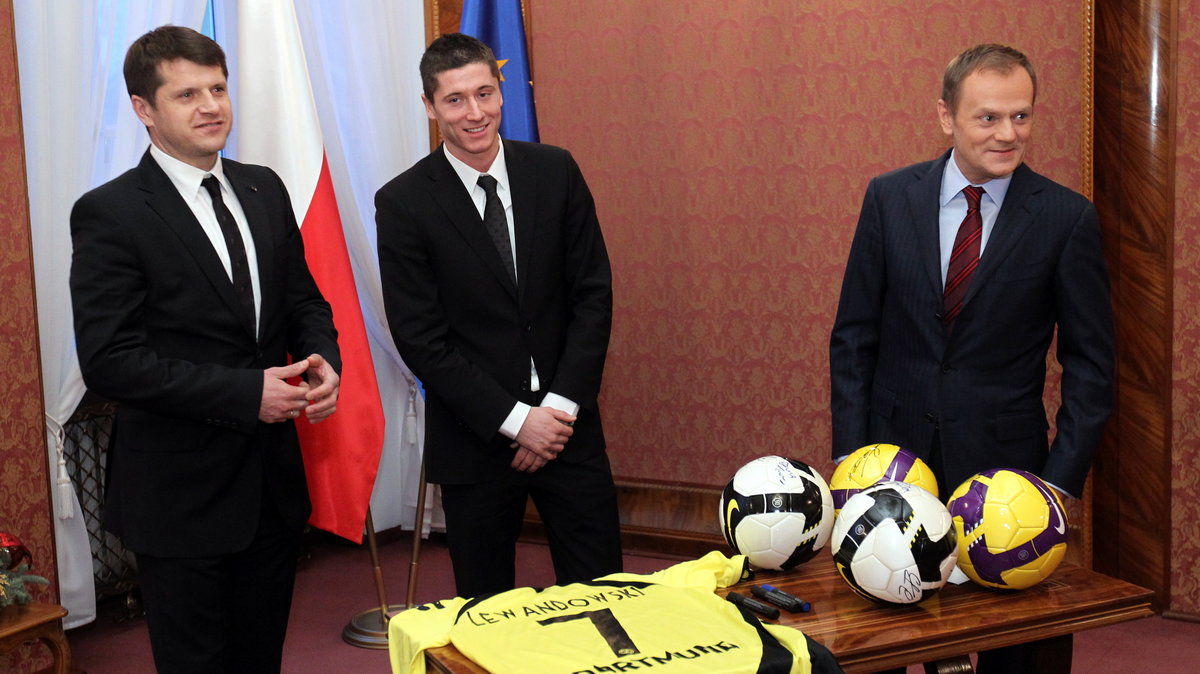 Ówczesny premier Donald Tusk, Robert Lewandowski i Cezary Kucharski podczas spotkania w 2010 roku