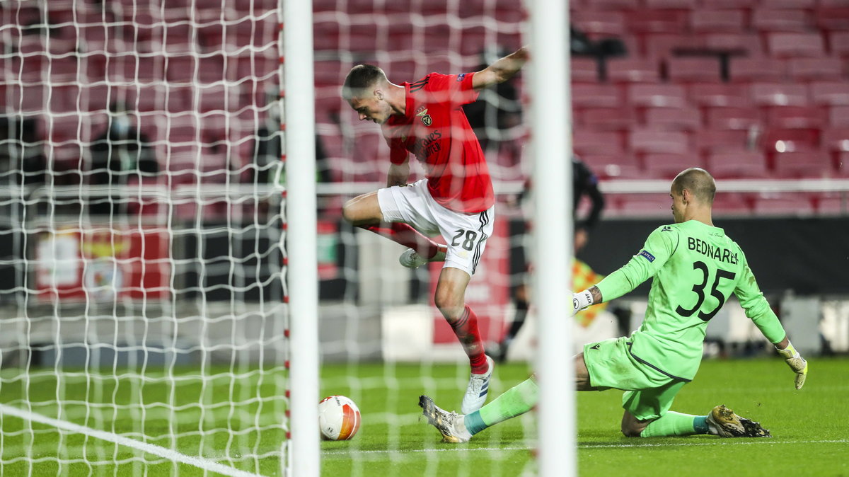 epa08860915 - PORTUGAL SOCCER UEFA EUROPA LEAGUE (Benfica vs Lech Poznan)