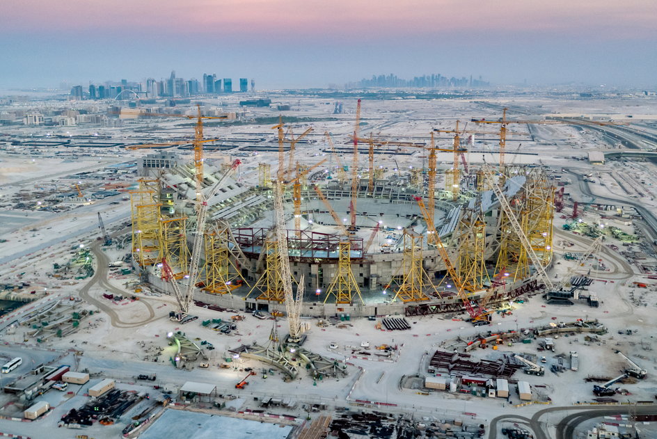Katarskie stadiony robią wielkie wrażenie, ale zostały zbudowane wielkim kosztem, tym finansowym, a przede wszystkim ludzkim. 