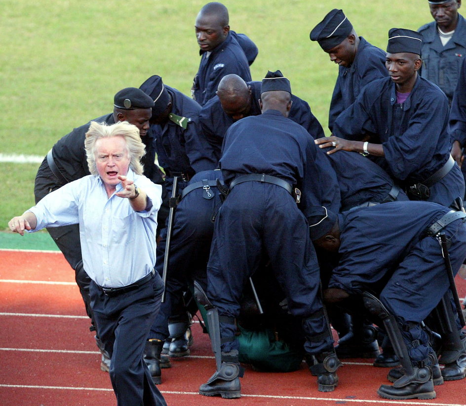 Trener reprezentacji Kamerunu Winfried Schafer protestujący przeciw aresztowaniu trenera bramkarzy jego kadry Thomasa N'Kono przed półfinałem PNA Mali - Kamerun w 2002 r.