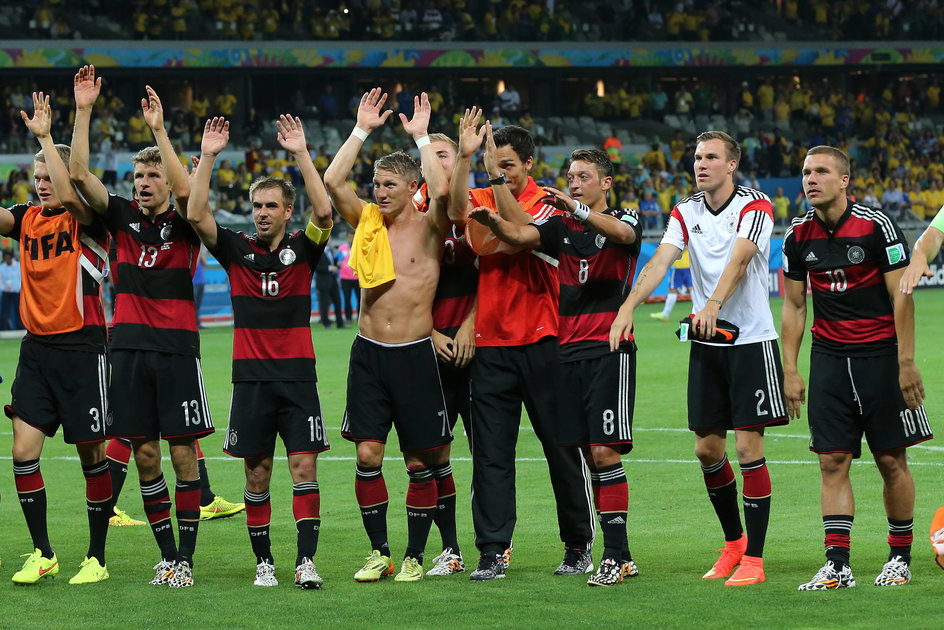 Radość reprezentantów Niemiec po wygranej z Brazylią. Lukas Podolski stoi jako pierwszy od prawej (8 lipca 2014 r.)
