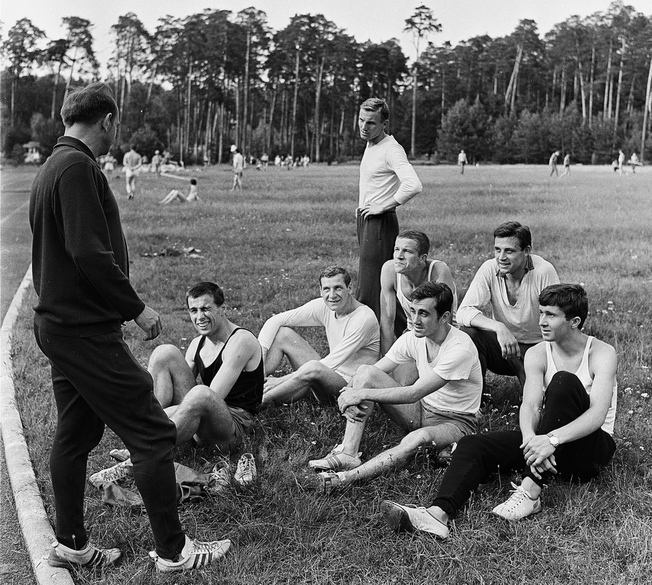 1967 r. Zgrupowanie lekkoatletów w Ośrodku Przygotowań Olimpijskich w Spale. Na zdjęciu czterystumetrowcy podczas treningu, z lewej trener Gerard Mach, wśród zawodników m.in. Wojciech Lipoński (drugi z lewej), Edmund Borowski (trzeci z lewej), Jan Balachowski (pierwszy z lewej), Andrzej Badeński (trzeci z lewej), Stanisław Grędziński (czwarty z lewej), Marian Filipiuk (stoi z tylu)