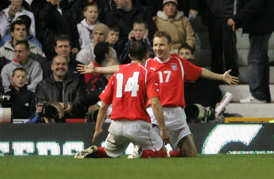 Michał Żewłakow i Tomasz Frankowski cieszą się po bramce na Old Trafford.