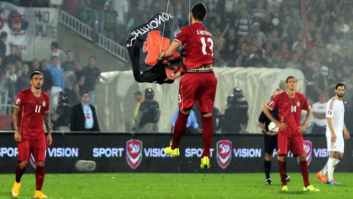 Stefan Mitrović rozprawia się z flagą Wielkiej Albanii w meczu Serbia - Albania (2014 r.)