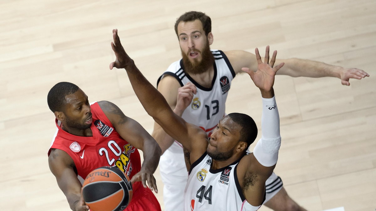 Olympiacos Piraeus' US guard Oliver Lafayette (DOWN) vies with Real Madrid's US forward Marcus Slaughter (R) during the Euroleague Final Four basketball match final between Real Madrid and Olympiacos Pireus at the Palacio de los Deportes in Madrid on May 