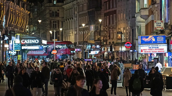 Tłok na ulicach Londynu, dzień po tym jak premier powiedział, że COVID-19 jest najgorszym kryzysem zdrowia publicznego od pokoleń. W Wielkiej Brytanii odnotowano wtedy prawie 800 przypadków zakażenia koronawirusem.