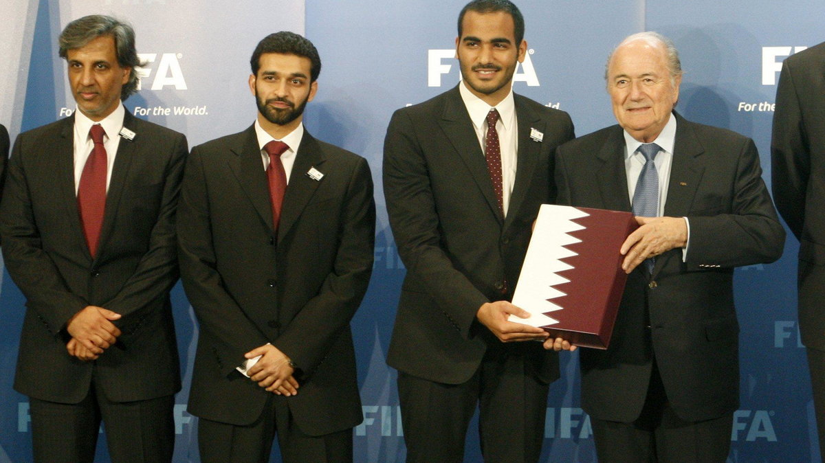 Organizatorzy MŚ 2022 z prezydentem FIFA, Seppem Blatterem