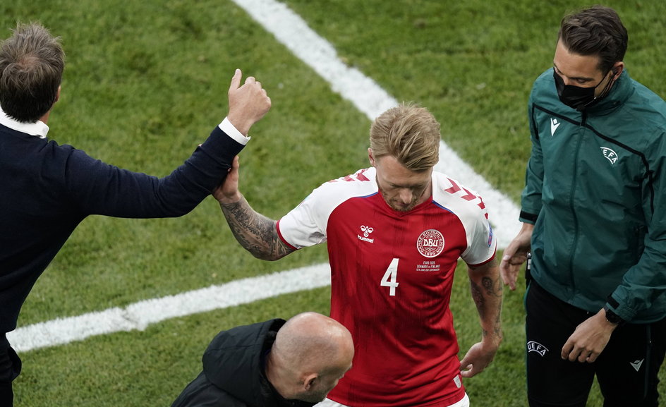 Simon Kjaer schodzi z boiska w meczu z Finlandią