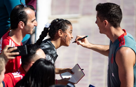 Robert Lewandowski rozdaje autografy