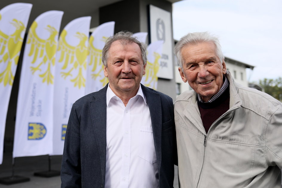 Eugeniusz Lerch (z prawej) w towarzystwie syna Gerarda Cieślika Jana przed Stadionem Śląskim