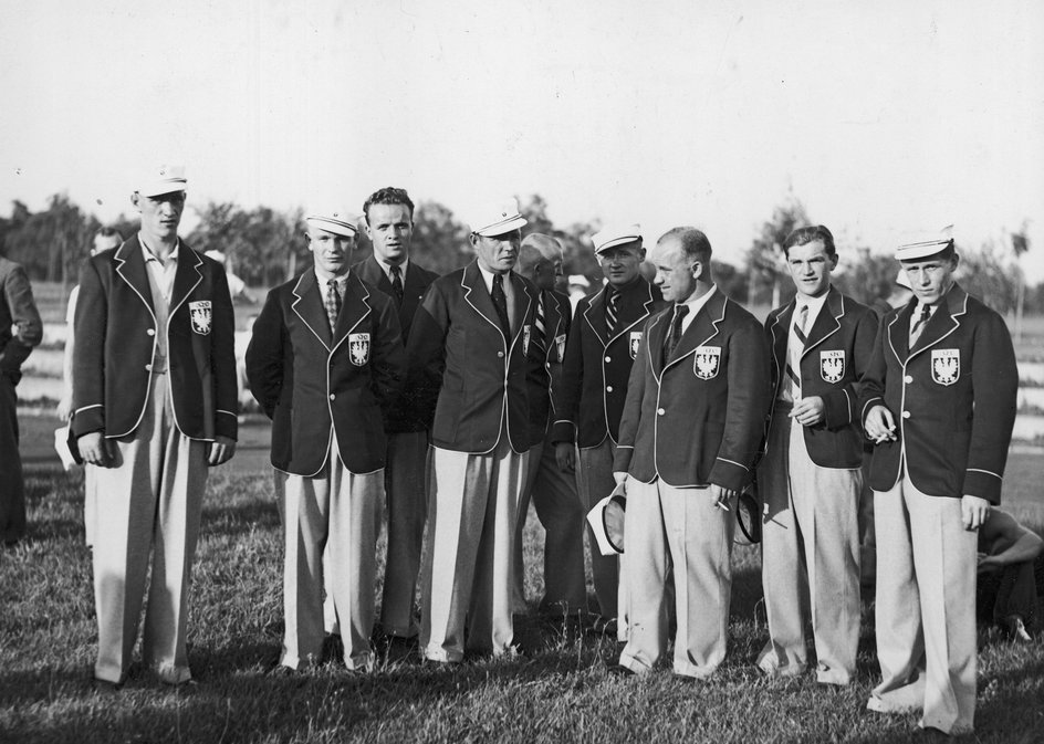 Ryszard Piec (pierwszy z lewej) podczas próbnej defilady polskich sportowców na terenie Centralnego Instytutu Wychowania Fizycznego w Warszawie przed Igrzyskami Olimpijskimi w Berlinie w 1936 r.