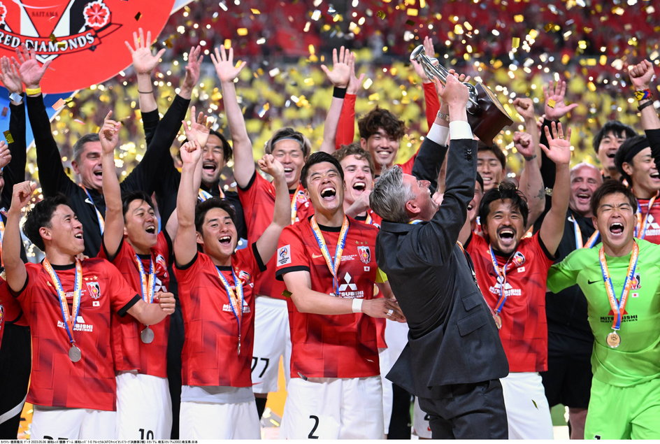 Maciej Skorża świętuje zwycięstwo z Azjatyckiej Lidze Mistrzów ze swoją drużyną, Urawa Red Diamonds