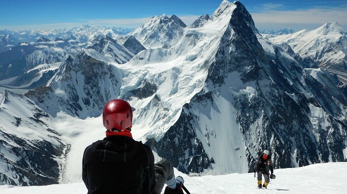 Polska wyprawa na K2 - uczestnicy powyżej obozu C3, w tle pasmo Broad Peaków