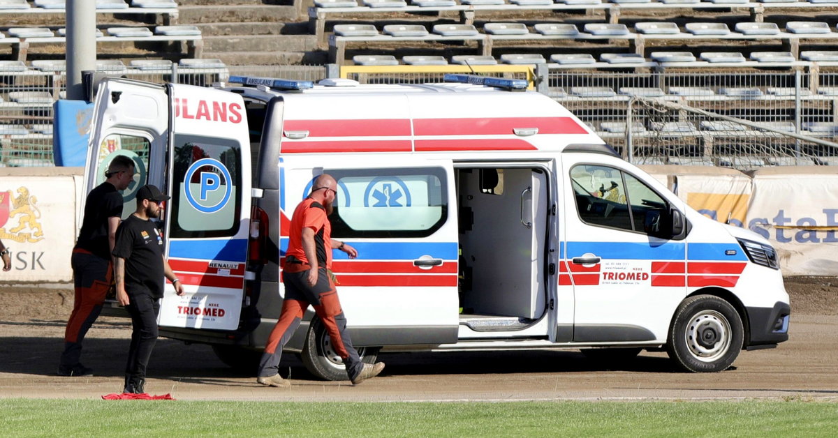 Accidente de pesadilla en Ostro Moto en las gradas, competidor en una ambulancia