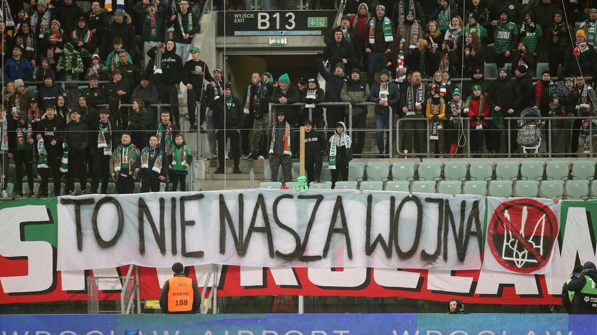 Kibice Śląska wywiesili transparent w trakcie meczu z Lechem Poznań