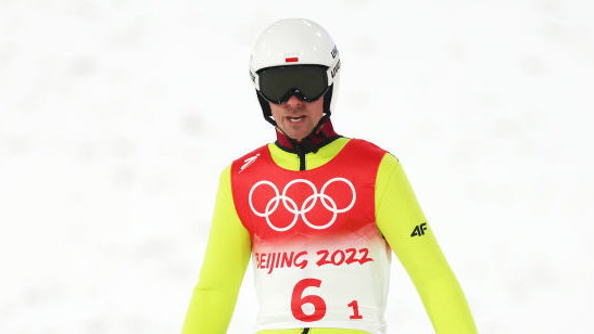Piotr Żyła podczas konkursu drużynowego na igrzyskach w Pekinie (14.02.2022)